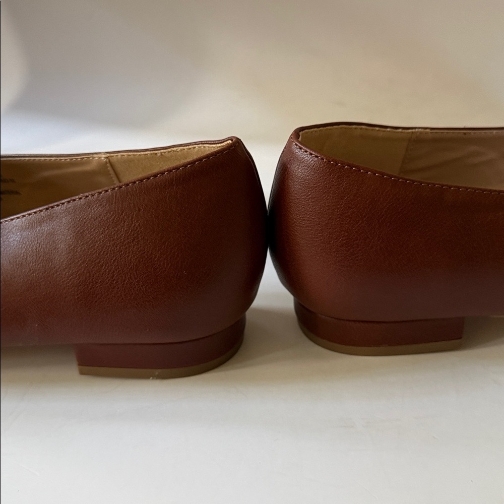 Elegant Brown Leather Loafers with Gold Accent Chain Across Front - Picture 4 of 6